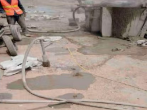 盐亭水泥混凝土路面板底注浆技术 路面脱空注浆整治方案